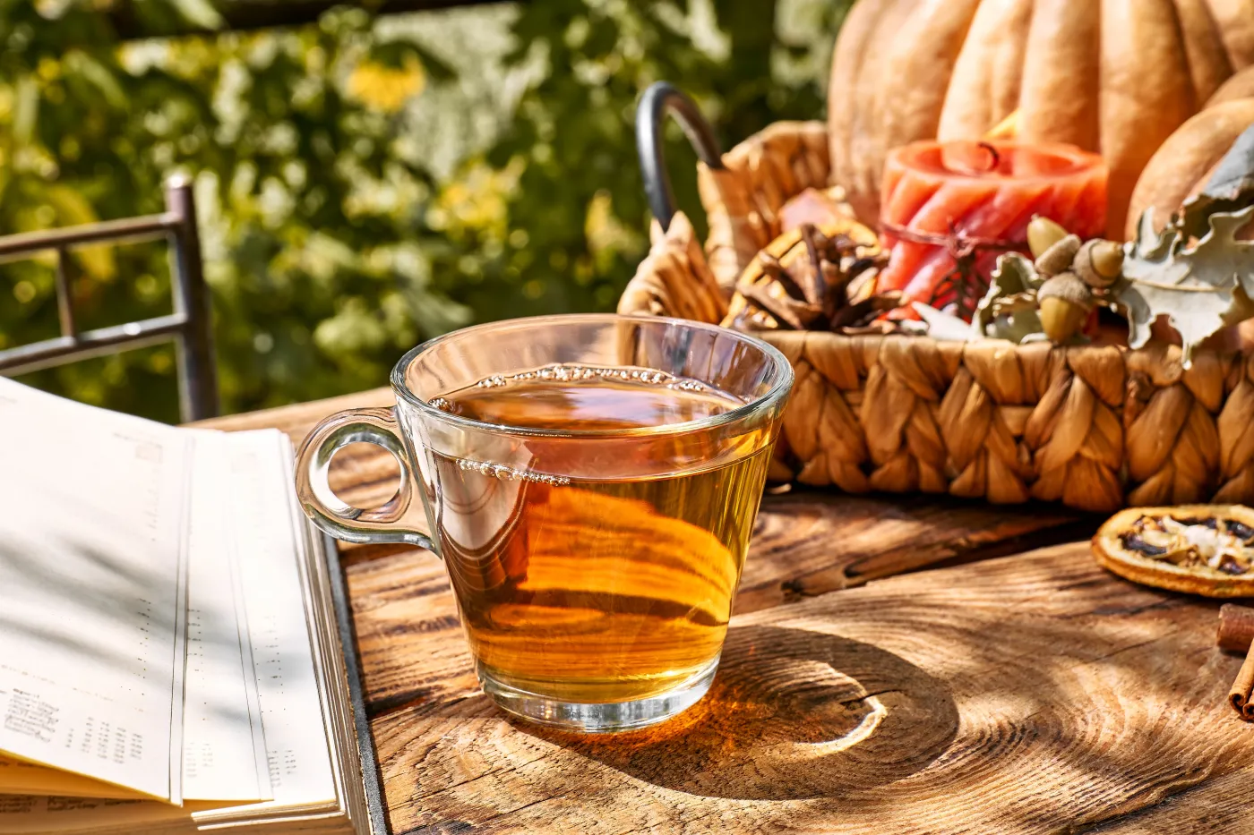 Rozgrzeją i poprawią krążenie krwi. Najlepsze napary i napoje na jesień