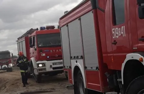 Pożar hali niedaleko Wołomina, jedna osoba poszkodowana