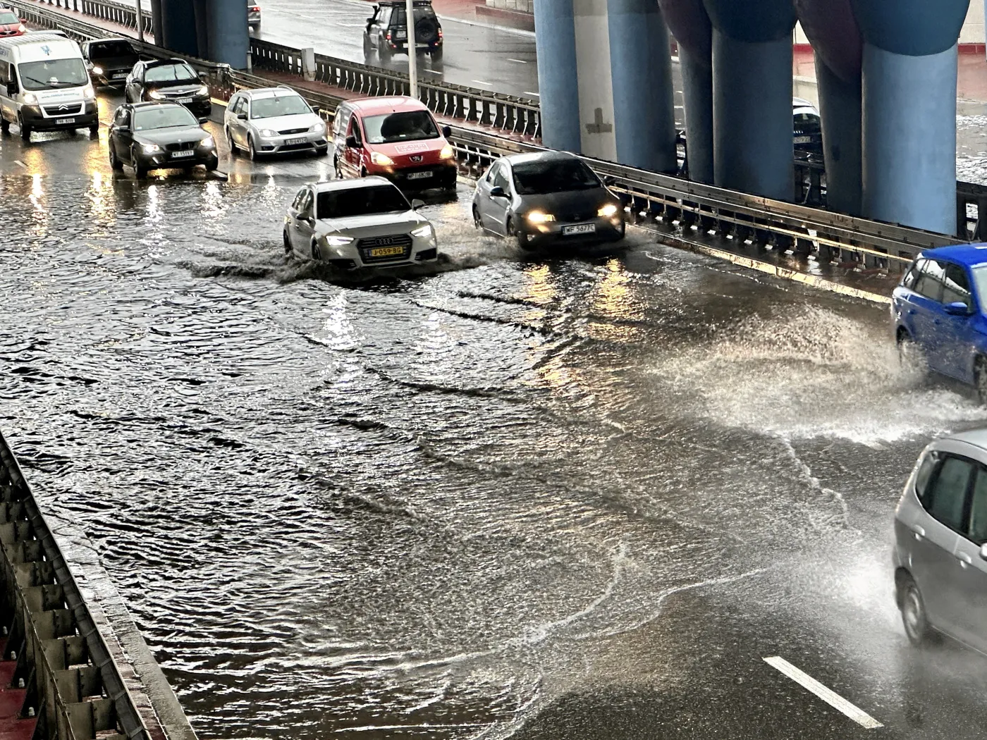 Deszcze sparaliżowały Warszawę. Zalane ulice, prawie sto interwencji strażaków