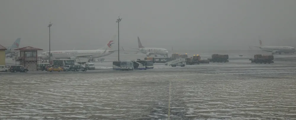 Paraliż w części Chin. Zamknięte szkoły, wstrzymane pociągi, anulowane loty