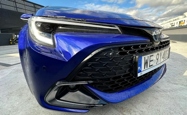 Toyota Corolla rozbiła bank. Nowa hybryda 1.8 hitem. Oto różnice