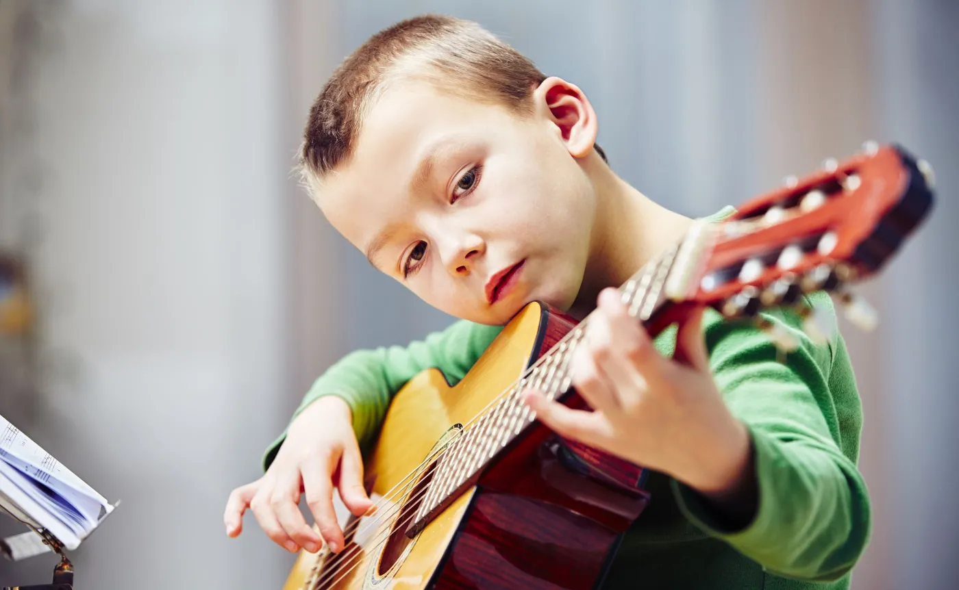 Chłopiec gra na gitarze