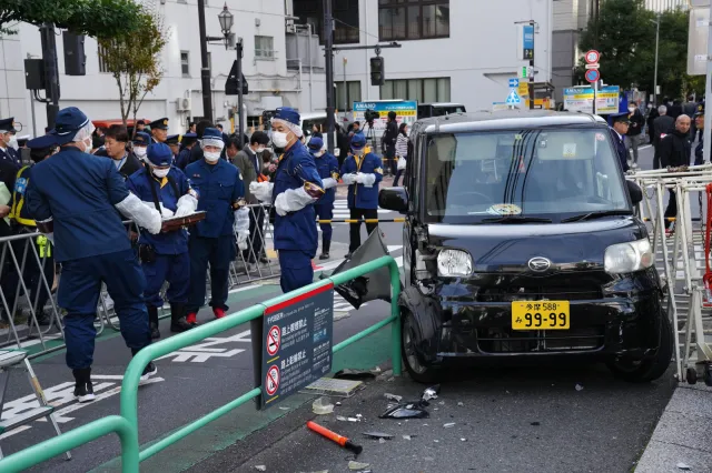 Samochód wbił się w barierę wokół ambasady Izraela. Aresztowano kierowcę