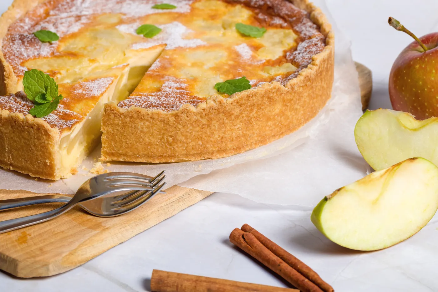 Oto sekret kruchej szarlotki z apetyczną złocistą skórką. Jak ją zrobić? [PRZEPIS]