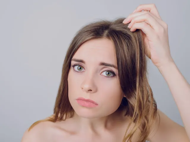 To nie jest zwykłe wyrywanie włosów. Czym jest trichotillomania?