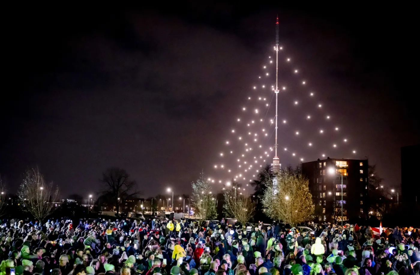 Największa choinka świata rozświetlona