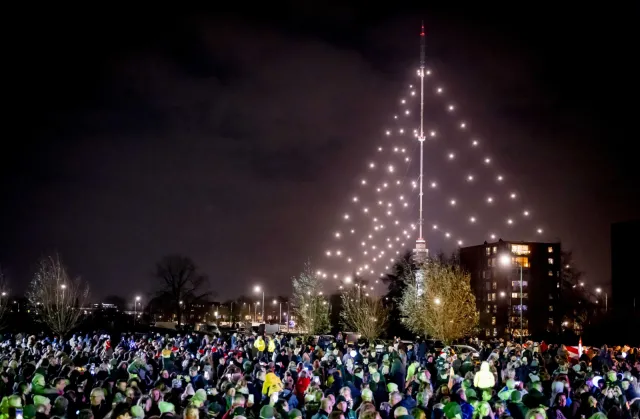 Największa choinka świata rozświetlona