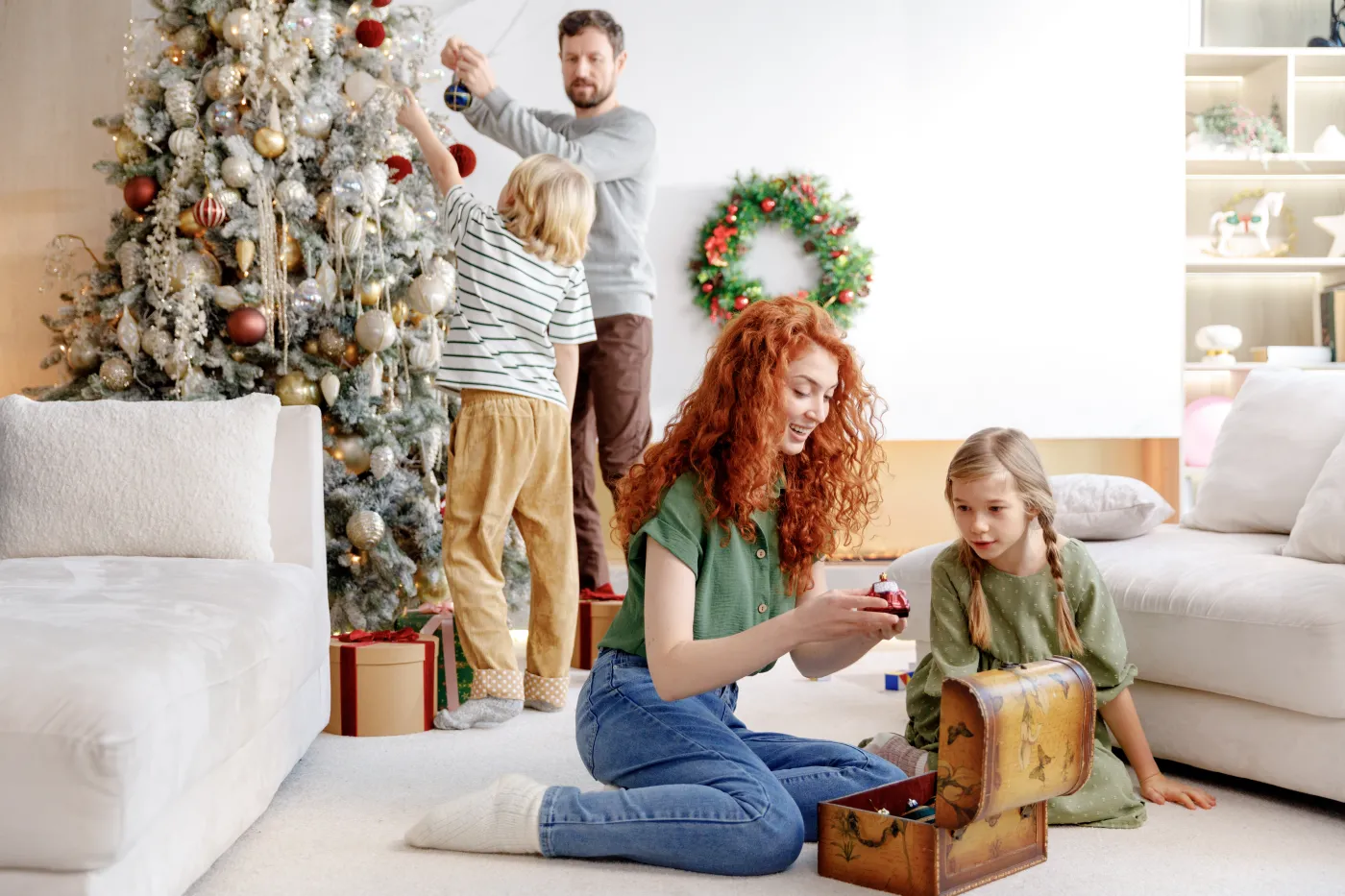 Bombki, łańcuchy i światełka. Jaką symbolikę mają ozdoby choinkowe?