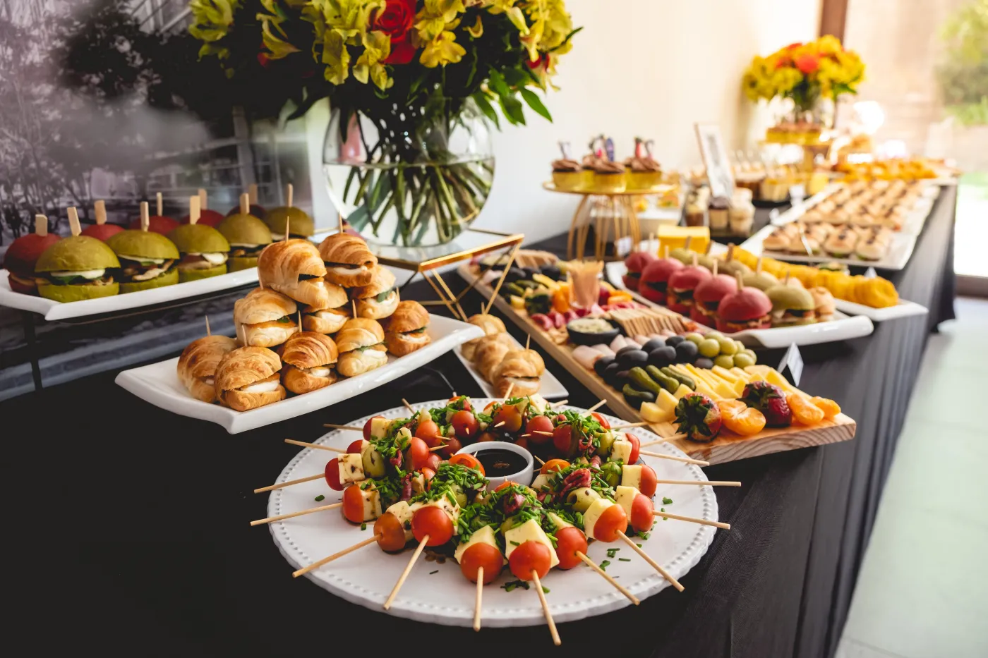 Szybkie i łatwe koreczki imprezowe. 10 pomysłów na przekąski [PRZEPISY]