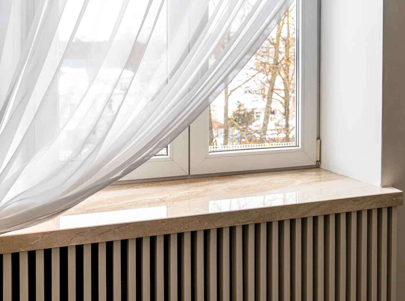 To najlepszy moment, by to zrobić. Jak szybko umyć parapet, by lśnił w święta jak nowy?