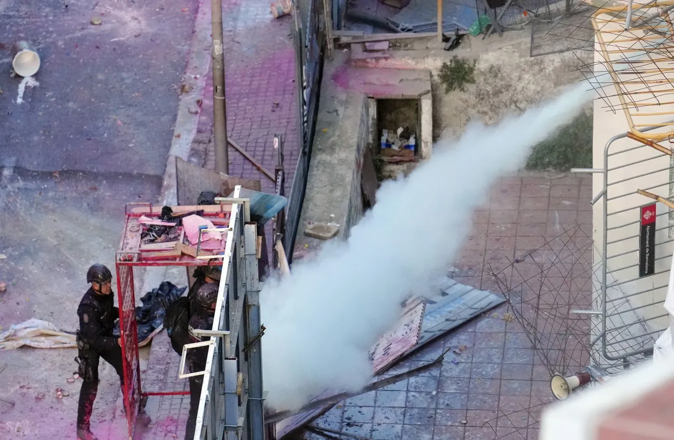 Policja eksmituje squattersów z dwóch budynków w Barcelonie