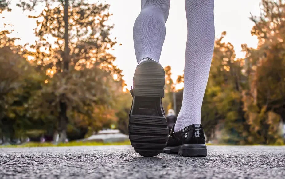 Te białe rajstopy to hit. Noszą je nie tylko gwiazdy, ale i influencerki