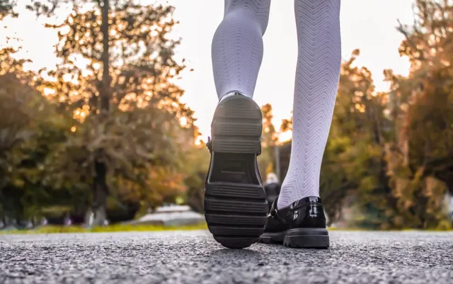 Te białe rajstopy to hit. Noszą je nie tylko gwiazdy, ale i influencerki