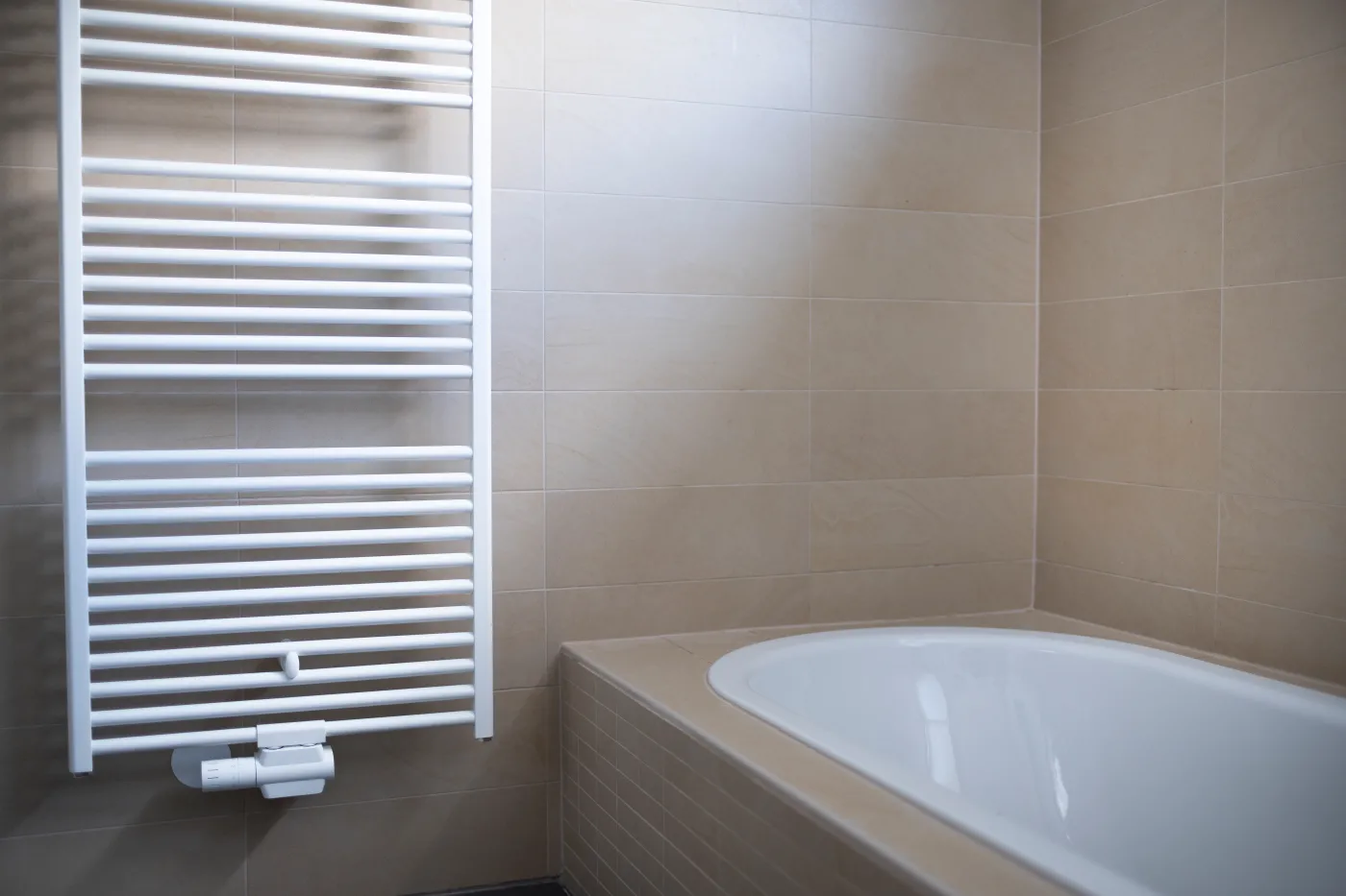 Zatroszcz się o swój portfel. Jak skutecznie napowietrzyć kaloryfer łazienkowy?