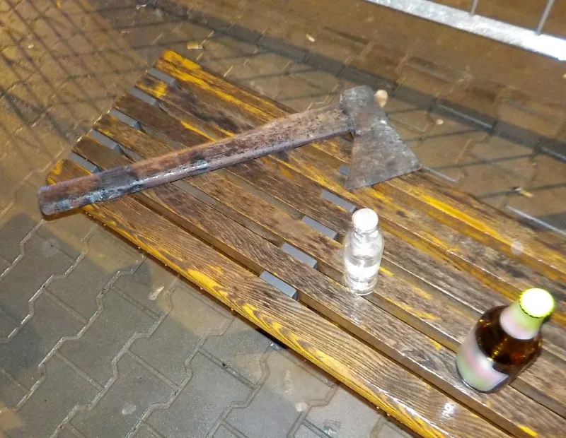 Nietrzeźwy i z siekierą u boku przemierzał autobusem Warszawę. Interweniowały służby