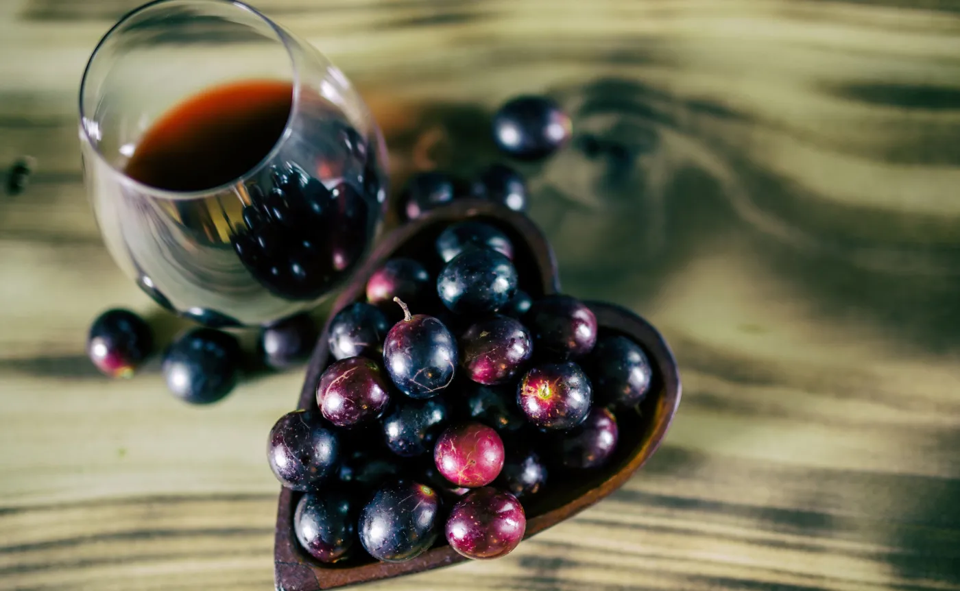 Kieliszek wina dobry dla serca? Naukowcy walczą z mitem