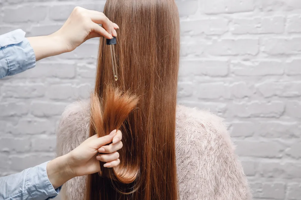 Close-up,Drop,Oil,Restore,And,Recovery,Hair,Is,Applied,To