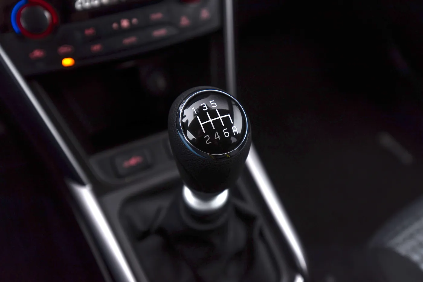 Czy można zepsuć auto pomijając biegi w ręcznej skrzyni? Wyjaśniamy