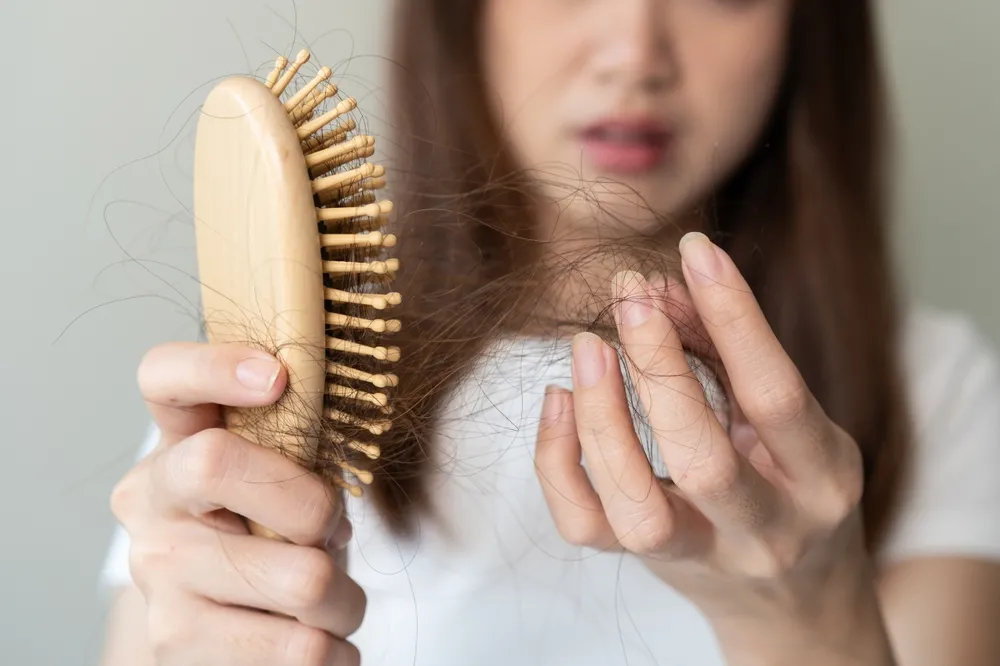 Close-up,Young,Woman,Brushing,Her,Hair,And,Have,Many,Hair
