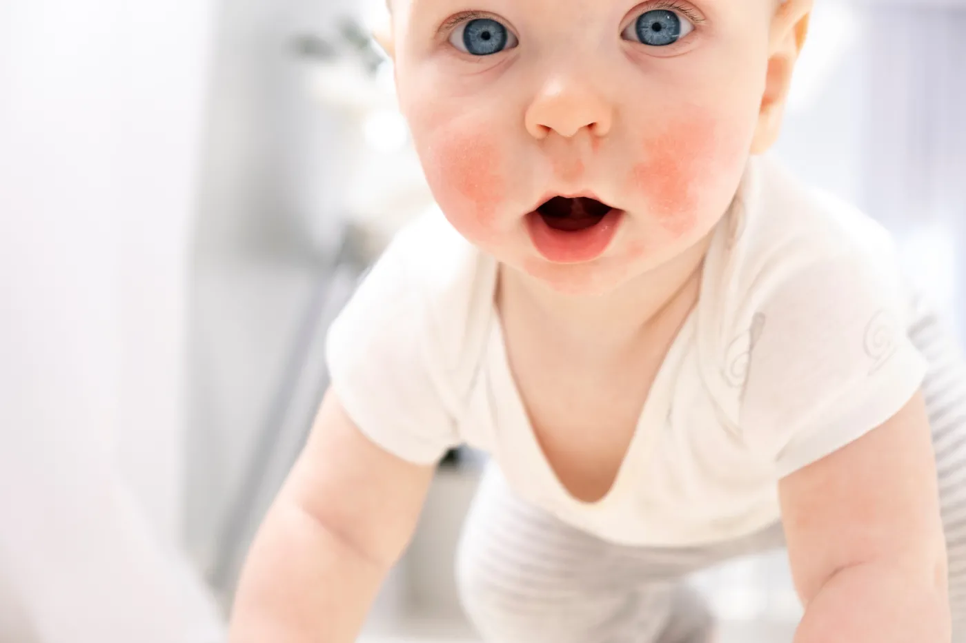 Mróz i suche powietrze w domu. Jak dbać o skórę dziecka zimą?