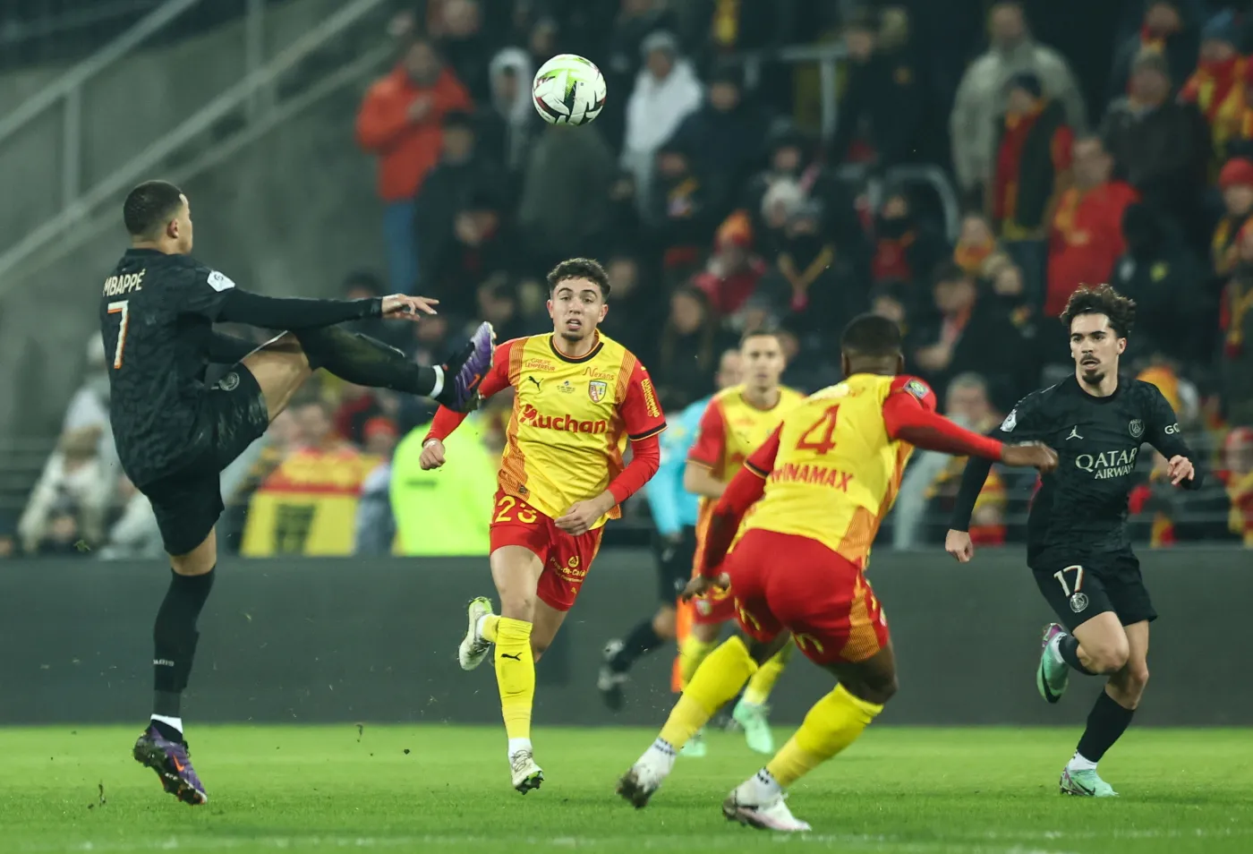 Frankowski nie wykorzystał karnego. Paris Saint-Germain pokonało Lens [WIDEO]