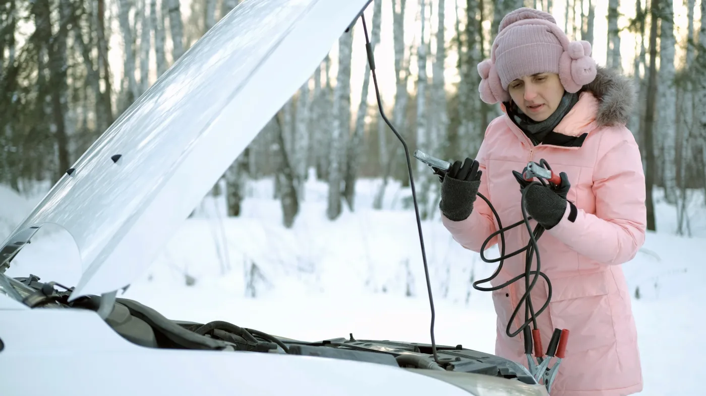 Niewielki booster do awaryjnego odpalania auta? Zaskoczy pod wieloma względami