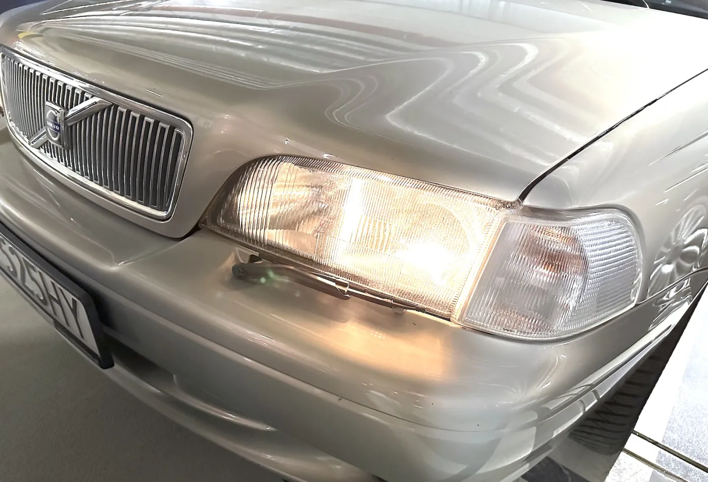 Zmora starszych aut. Co zrobić, gdy reflektory zaczynają gorzej świecić? Ile kosztuje regeneracja?