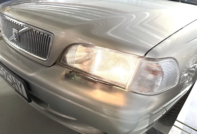 Zmora starszych aut. Co zrobić, gdy reflektory zaczynają gorzej świecić? Ile kosztuje regeneracja?