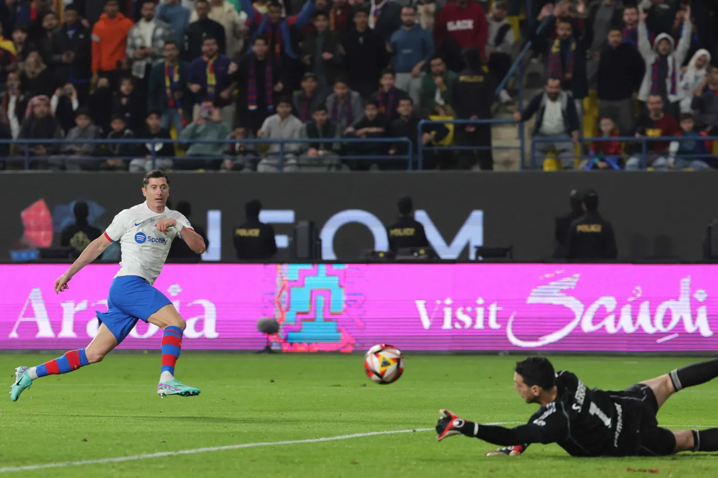 Lewandowski trafił w Superpucharze Hiszpanii. Barcelona w finale zagra z Realem Madryt [WIDEO]