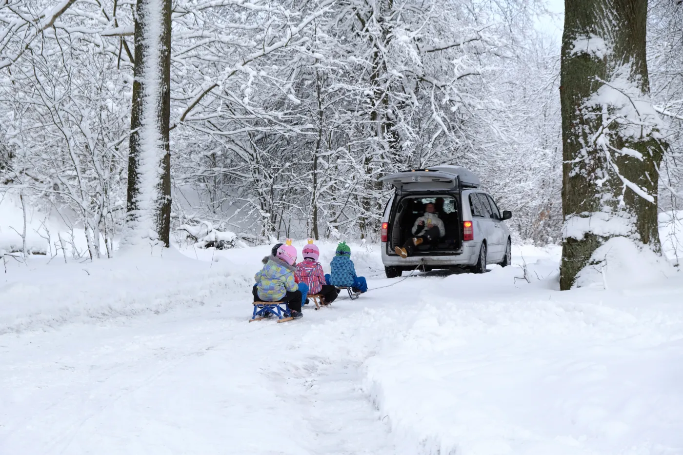 Kulig za samochodem: to niebezpieczne, a mandat może zaboleć