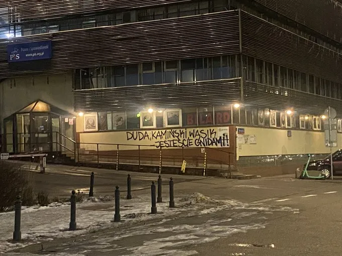Na siedzibie PiS pojawił się napis. O sprawie została powiadomiona policja