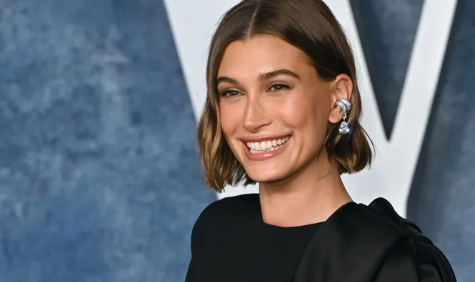 Strawberry make-up to najmodniejszy makijaż sezonu. Sprawdź, jak wykonuje go Hailey Bieber