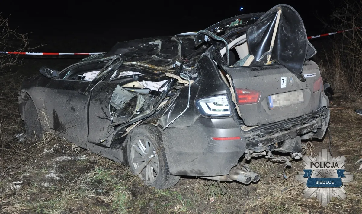 Siedlce: 19-latek zginął w wypadku. BMW roztrzaskane o drzewo