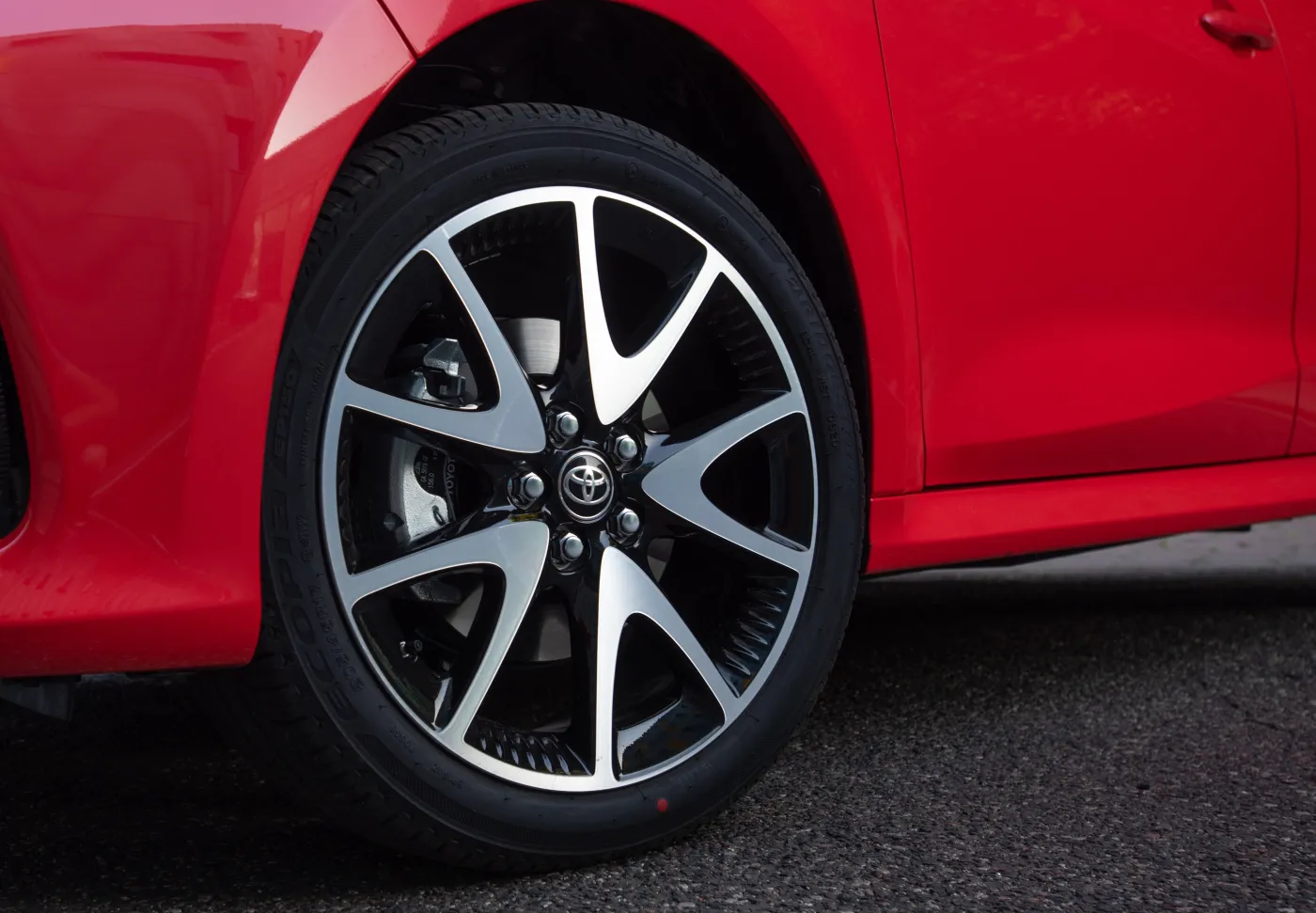 Tajemnicza kropka na oponie? Oto co znaczy taki symbol