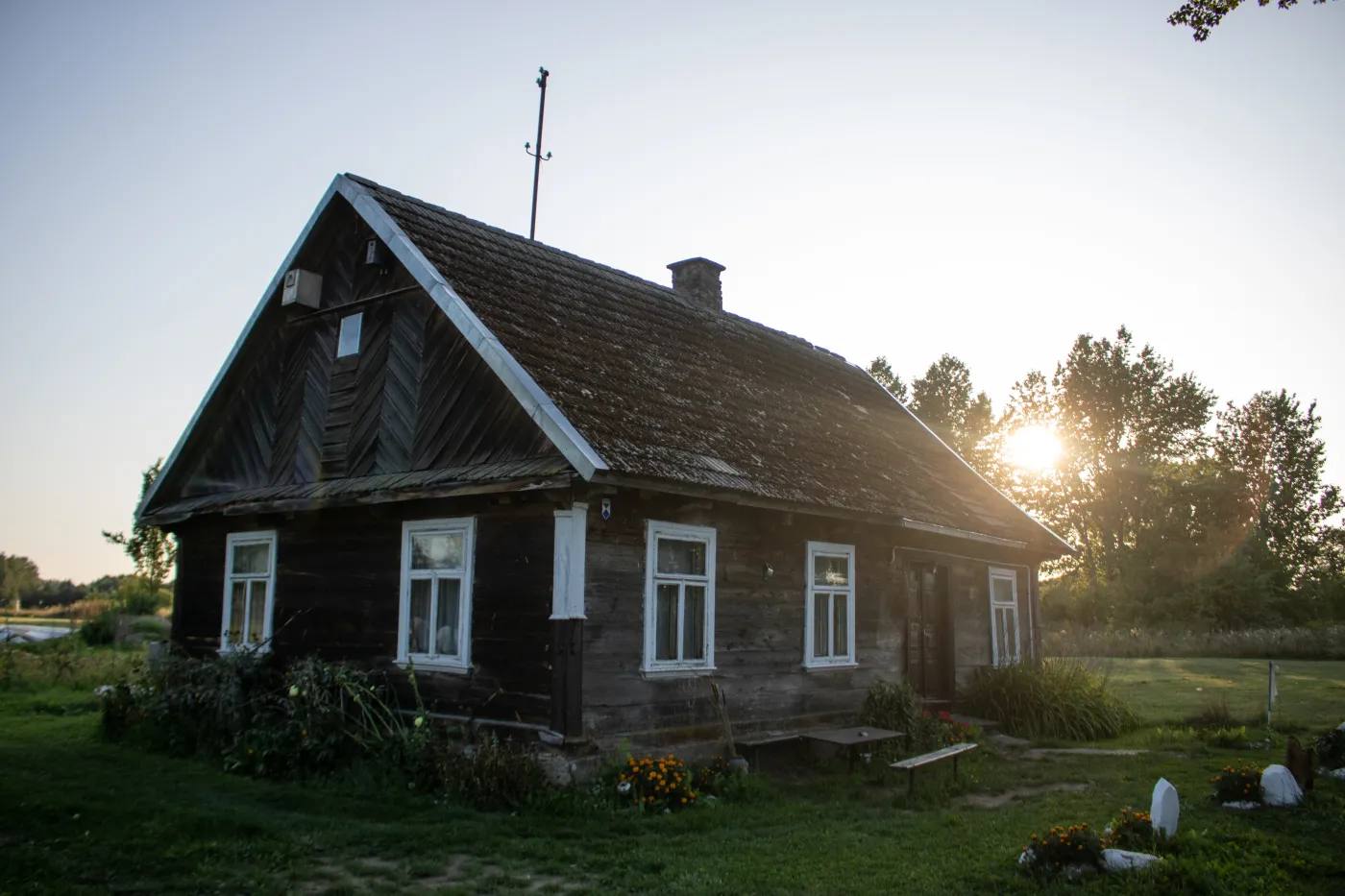 Leczą z chorób za "co łaska". Szeptuchy pomogły wielu osobomLeczą z chorób za "co łaska". Szeptuchy pomogły wielu osobom