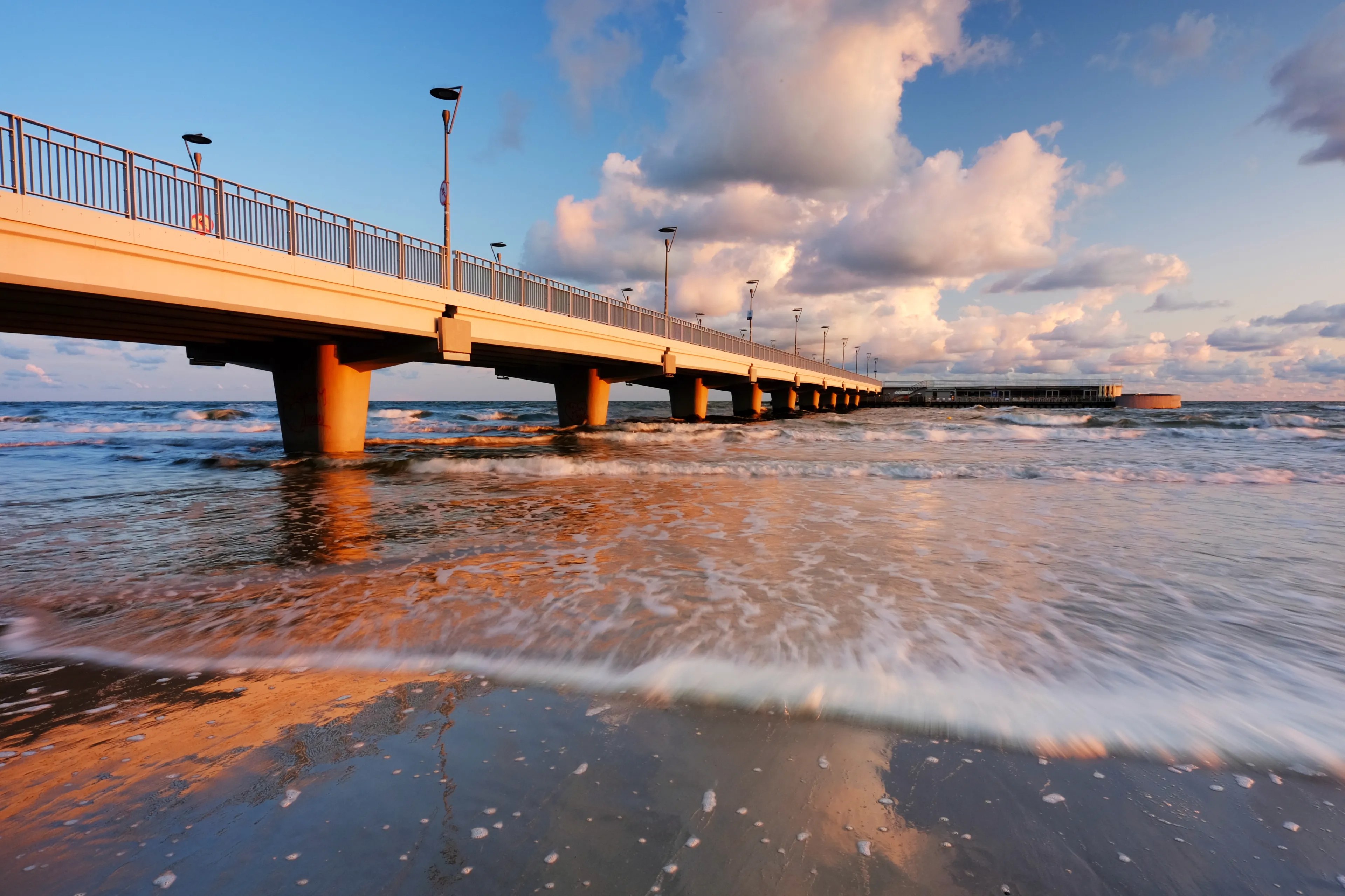Kołobrzeskie molo znowu płatne? Zobacz, kto w tym sezonie zapłaci najmniej