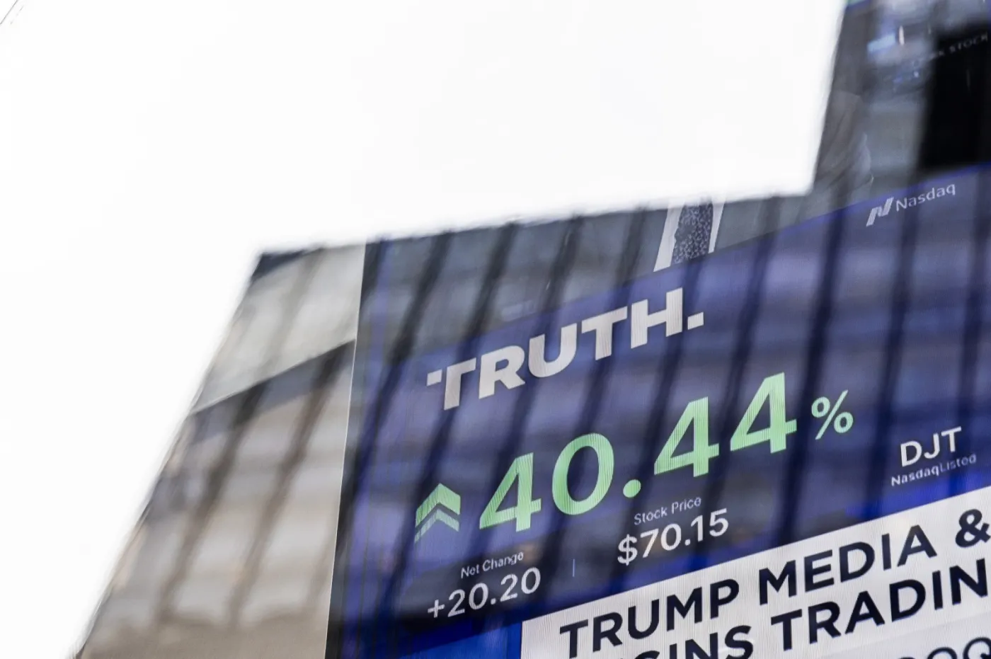 "WSJ": "Szokujący" wzrost akcji spółki Trumpa