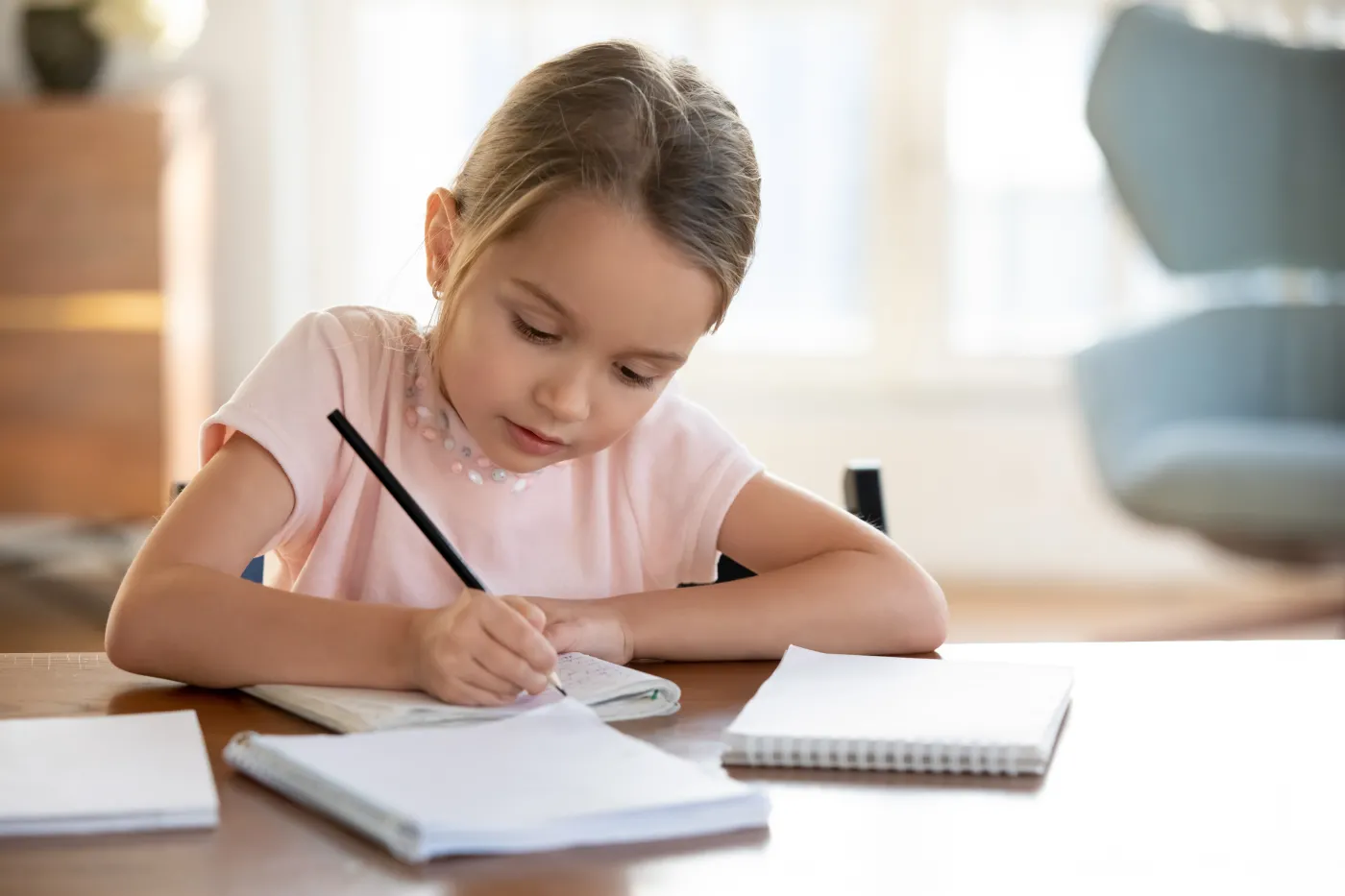 dziewczynka, dziecko, pisze, zadanie domowe