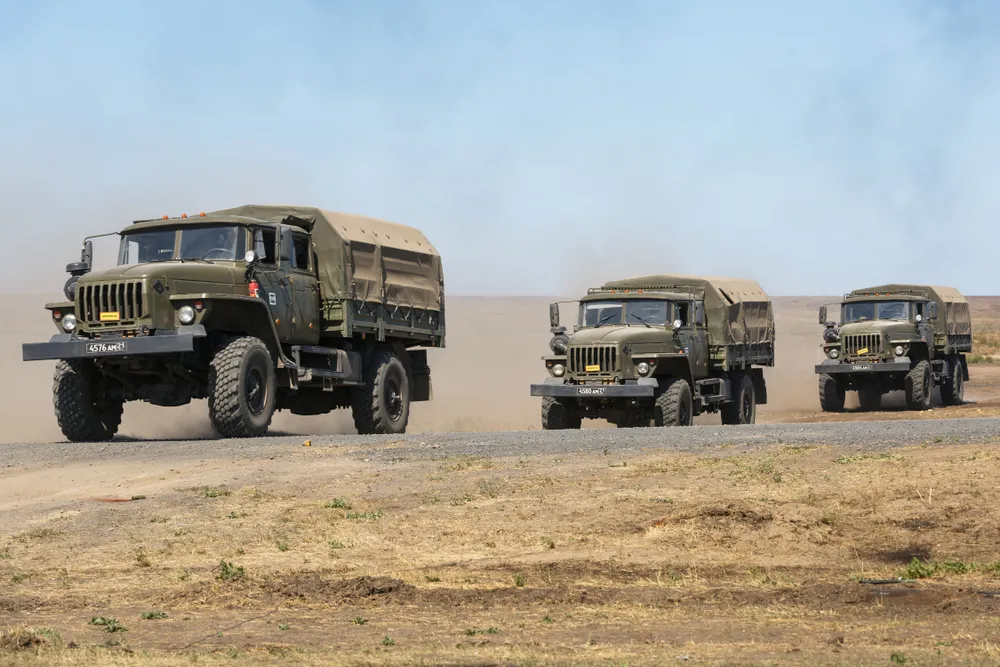 Duży konwój rosyjskich pojazdów wojskowych poruszał się w stronę Ukrainy