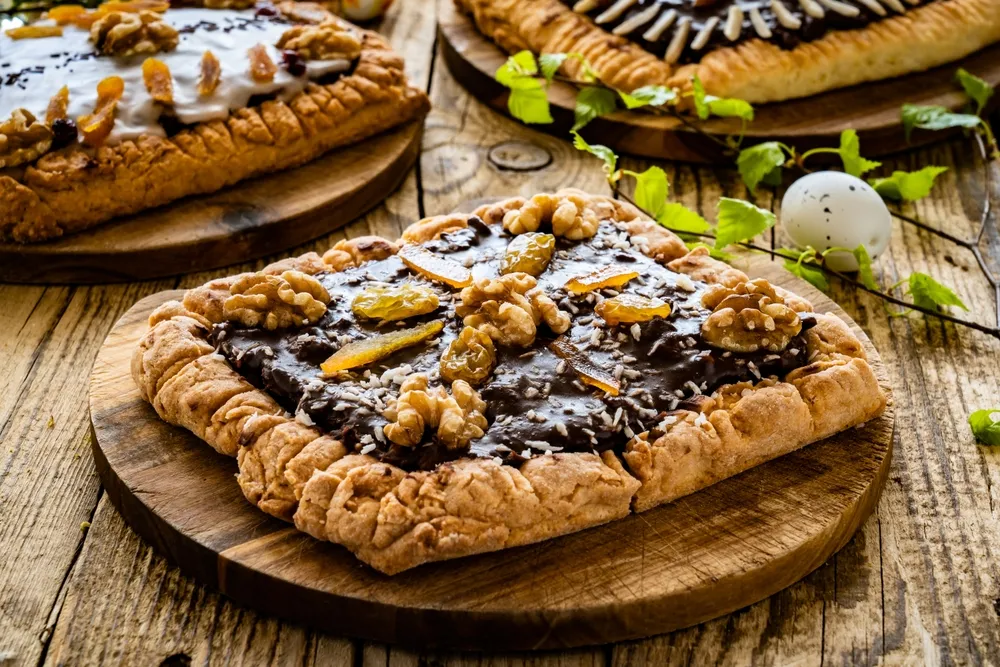 Mazurek,-,Traditional,Polish,Easter,Cake,With,Delicacies