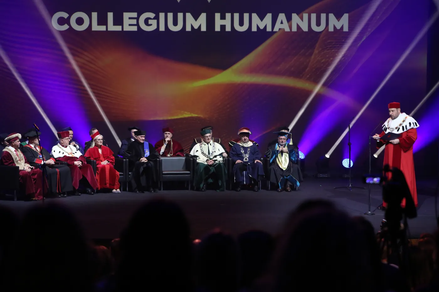 Rektor Collegium Humanum Paweł C. sypie układ