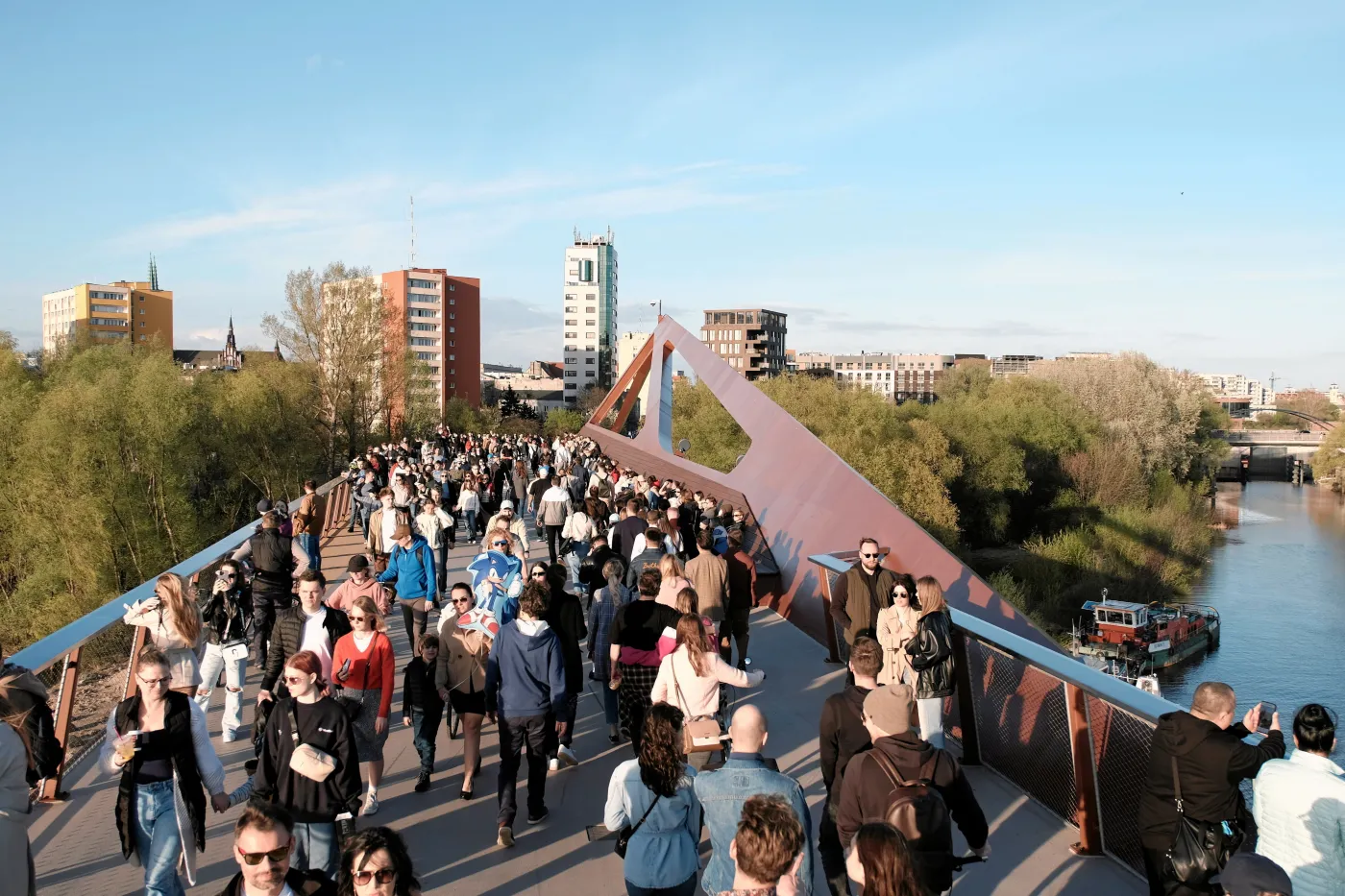 Jest kładka i... jest problem. Trzaskowski: Będę rekomendował, by w weekendy...