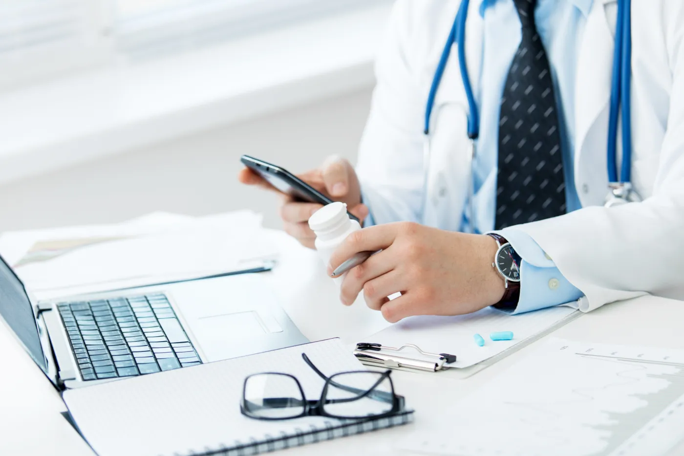 Lekarz Przychodnia Medyczna leczenie IKP Doctor,Writes,Out,The,Pills,To,The,Patient