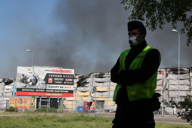Stężenie szkodliwych pyłów w powietrzu po pożarze w Warszawie. GIOŚ wydał komunikat