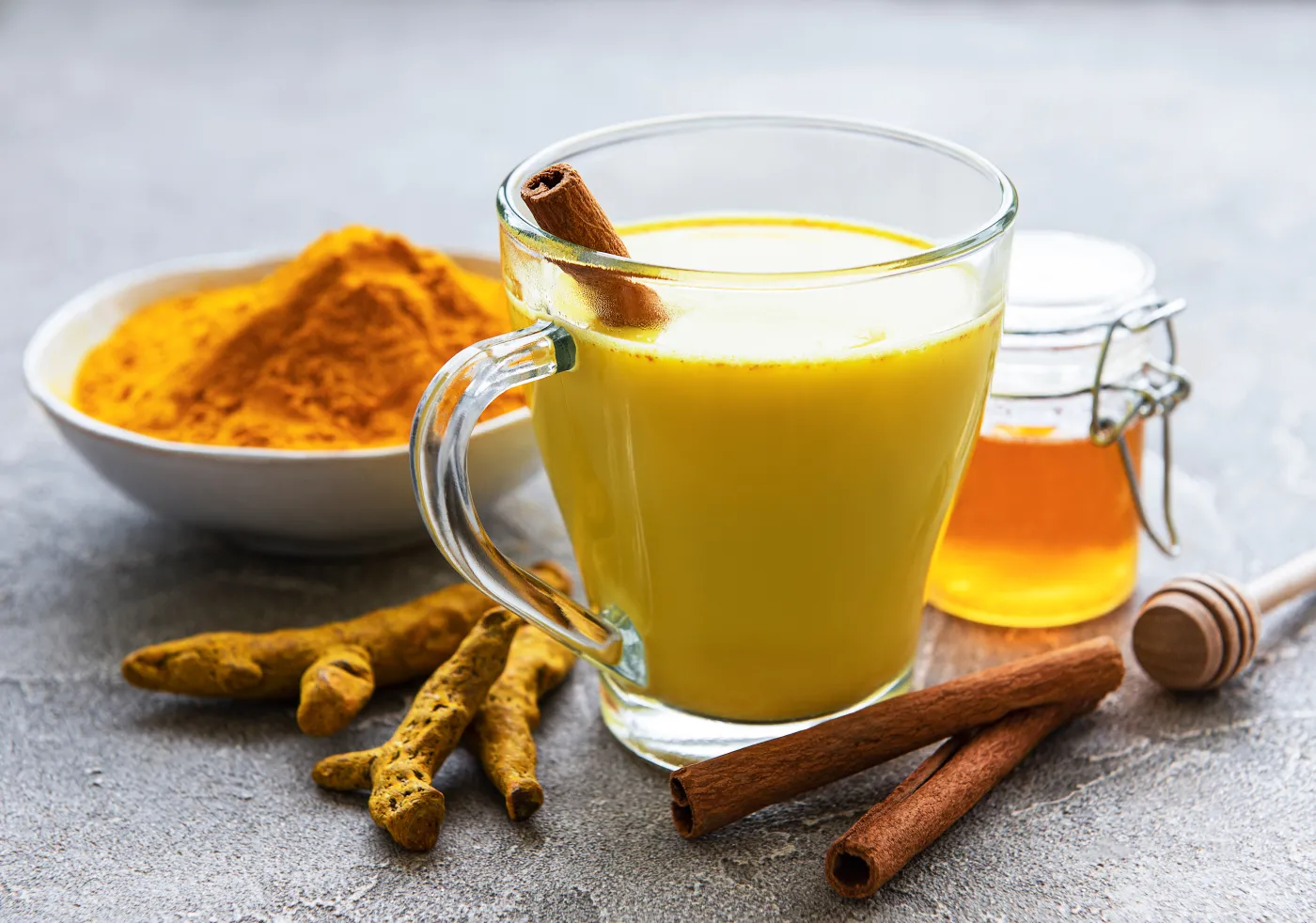 Pij "złote mleko" i pożegnaj się z oponką na brzuchu [2 PRZEPISY]