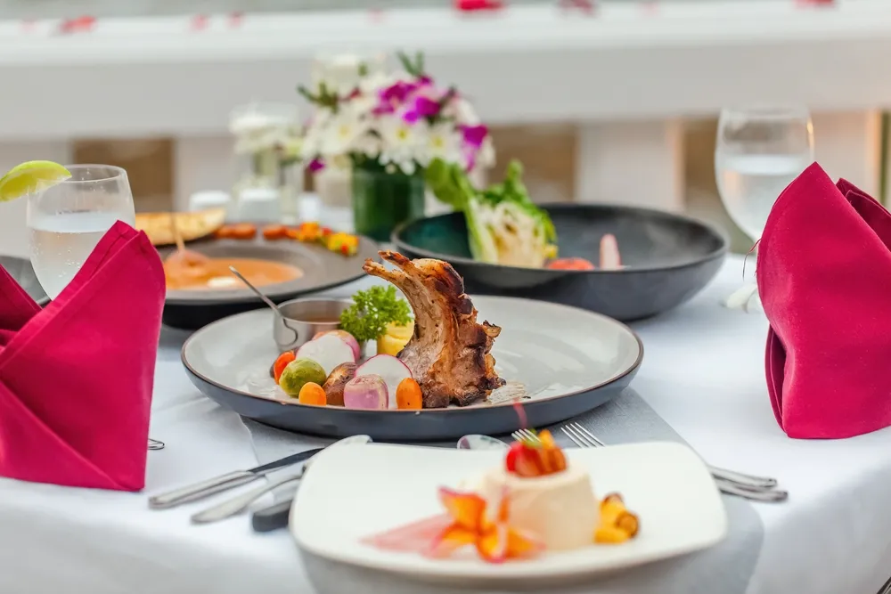 Table,With,Fine,Food,And,Drinks,Served,For,Romantic,Dinner