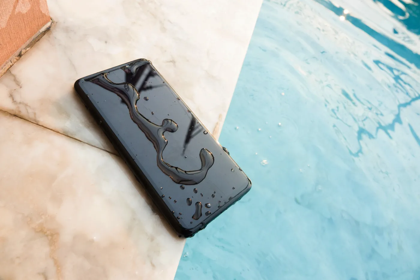 Jak uratować zalany telefon? Popularne metody mogą tylko pogorszyć sytuację