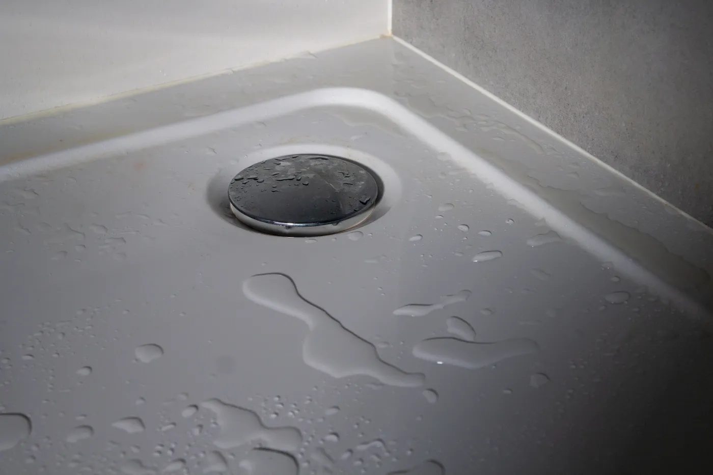 Wrzuć tabletkę, zalej gorącą wodą i poczekaj 15 minut. Odpływ w brodziku szybko się odetka