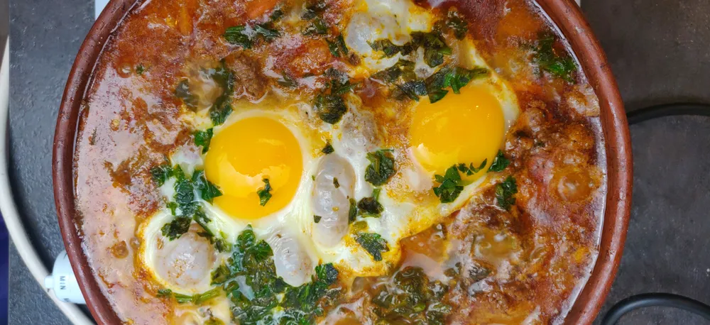 Jajka po marokańsku na śniadanie i na obiad. Przepis od Joli Kleser z "Pytania na śniadanie"