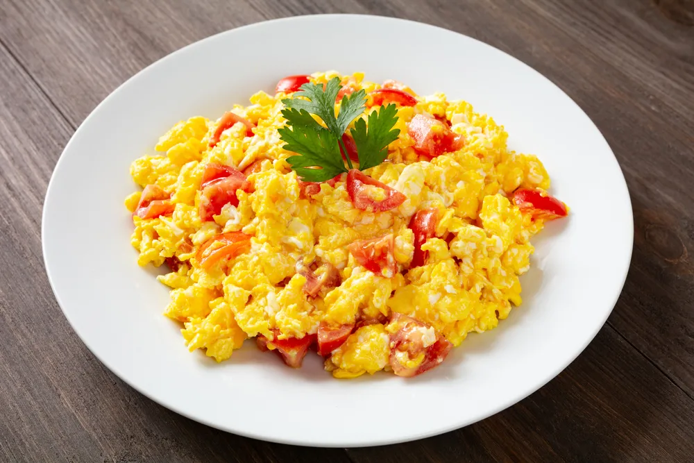 Scrambled,Eggs,With,Tomato,On,A,Plate